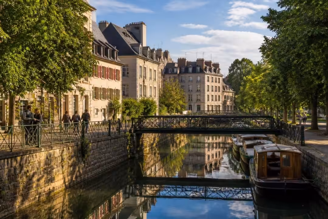 découvrez l'histoire fascinante du canal saint-martin à rennes et profitez d'une visite guidée pour explorer ce lieu emblématique de la ville.