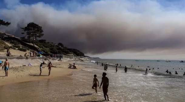 Incendie dévastateur dans les Landes : 600 hectares brûlés et 500 personnes évacuées
