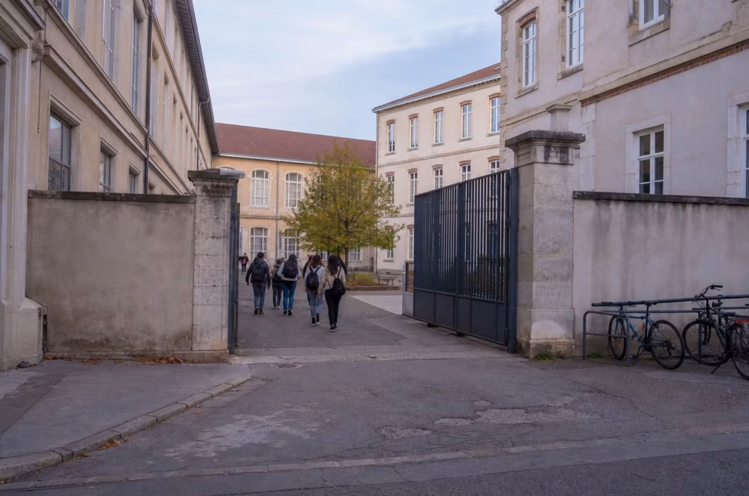 Vienne : Condamnation à une peine de prison ferme pour conduite sans permis et délit de fuite